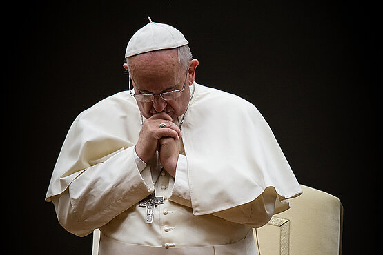 Papst Franziskus im Gebet