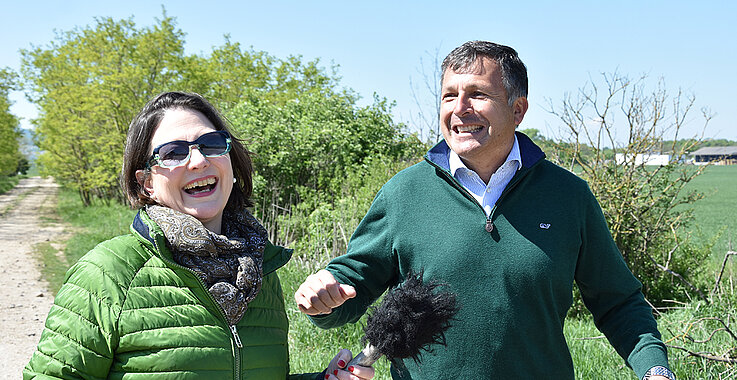 Sophie Lauringer und Maximilian Hardegg bei einem Spaziergang.