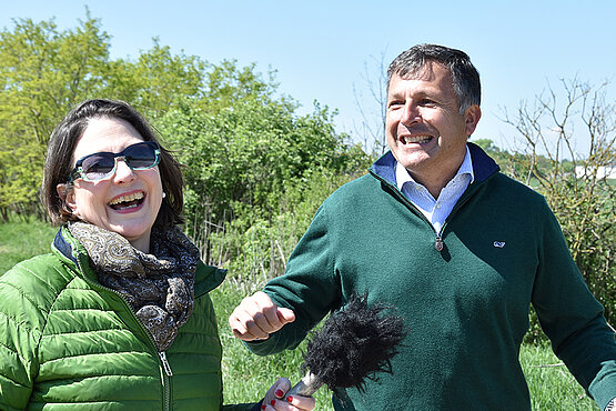 Sophie Lauringer und Maximilian Hardegg bei einem Spaziergang.