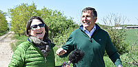 Sophie Lauringer und Maximilian Hardegg bei einem Spaziergang.