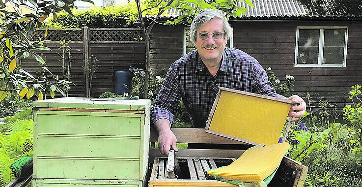 Wolfgang Linhart vor dem Bienenstock.
