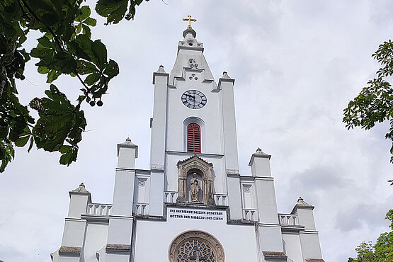 Sankt Jakob in Bad Vöslau von außen. 
