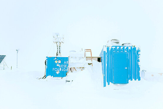 Im Naturhistorischen Museum Wien stellt eine Ausstellung die Frage nach der Ernährung der Zukunft. Zwei blaue Container: Sie sind im ewigen Eis von Gjoa Haven (Kanada) das Feld, auf dem Gemüse wächst. 