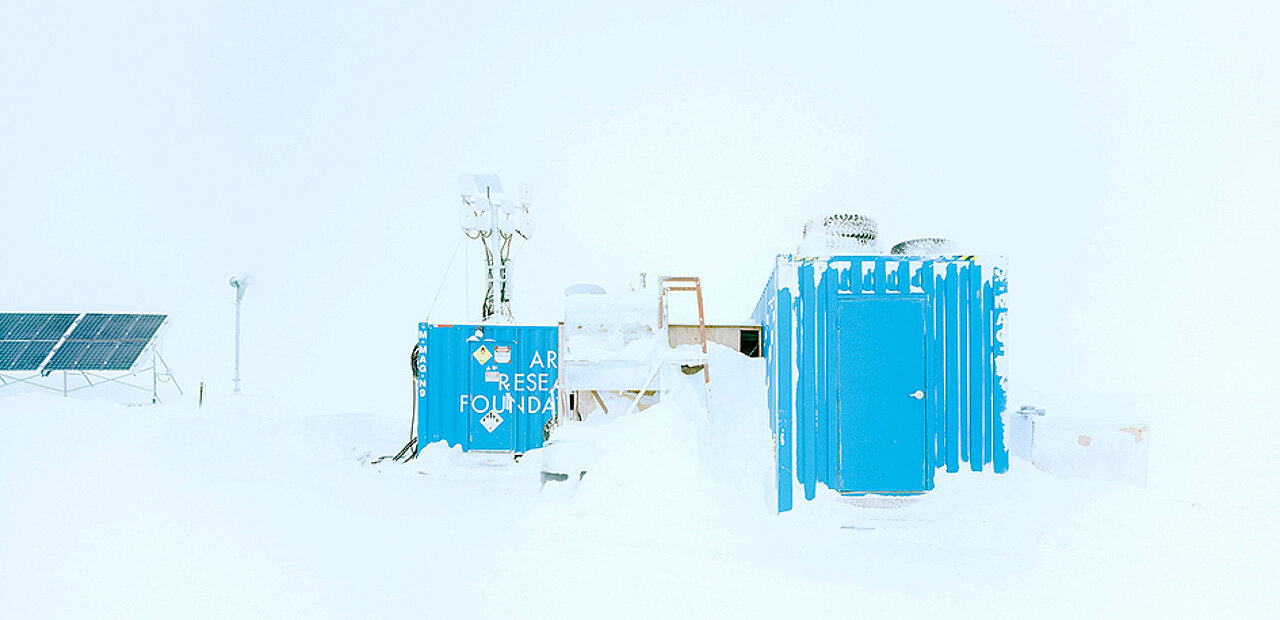 Im Naturhistorischen Museum Wien stellt eine Ausstellung die Frage nach der Ernährung der Zukunft. Zwei blaue Container: Sie sind im ewigen Eis von Gjoa Haven (Kanada) das Feld, auf dem Gemüse wächst. 