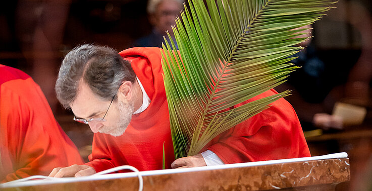 Der Wiener Erzbischof Josef Grünwidl mit einem Palmwedel zum Palmsonntag. 