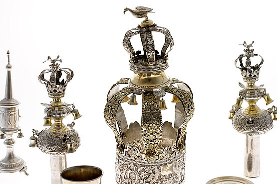 Diese Tora-Aufsätze wurden dem Bethausverein Montefiore in der Leopoldstadt einst von Jacob und Bertha Spitz gespendet – über die Spender ist heute nichts mehr bekannt.