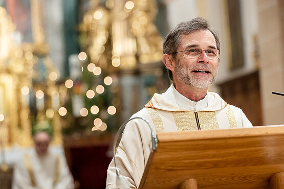 Unser Herz öffnen für jene, denen es nicht so gut geht. Josef Grünwidl verliert außerdem nicht die Hoffnung: „Gott ist da, er lässt dich nicht im Stich.“
