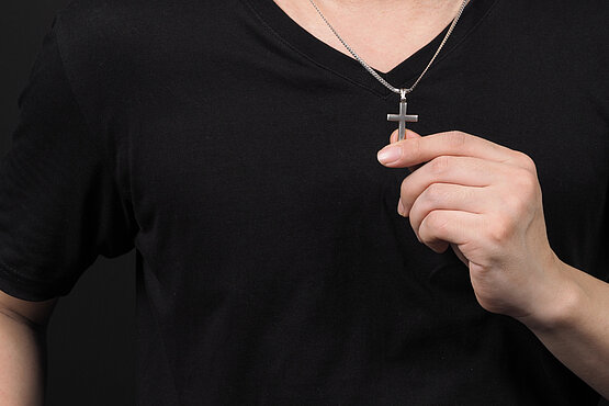 Das Kreuz wird als Accessoire für Männer immer beliebter. 