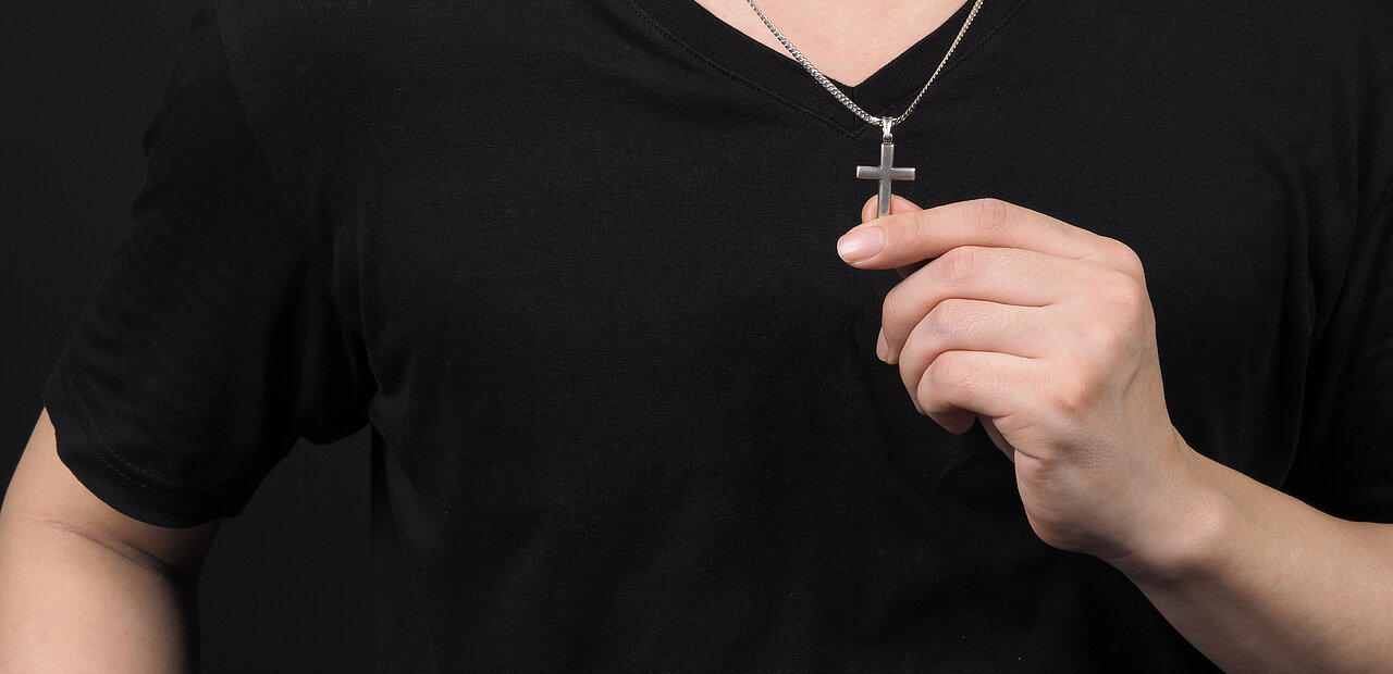 Das Kreuz wird als Accessoire für Männer immer beliebter. 