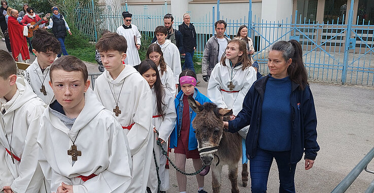 In der Teilgemeinde Baumgarten durften Ministrantinnen auf Esel-Dame „Malta“ reiten.