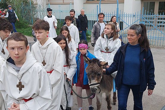 In der Teilgemeinde Baumgarten durften Ministrantinnen auf Esel-Dame „Malta“ reiten.