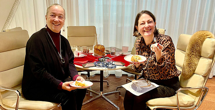 Chefredakteurin Sophie Lauringer (re.) zu Besuch bei Agnes Husslein-Arco (li.) in der Heidi Horten Collection.