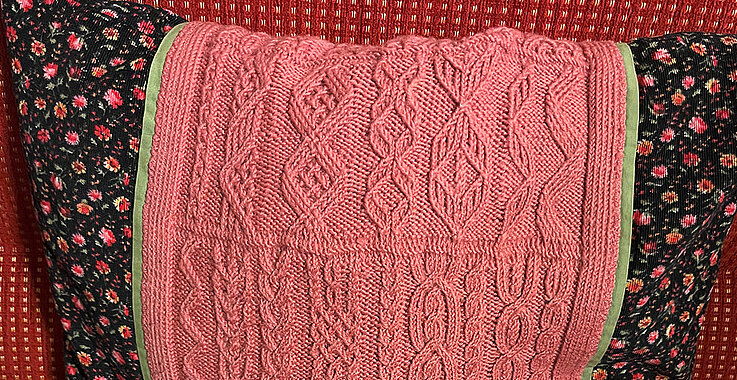 Ein von Susanne Kalss selbstgestrickter Kissenbezug ist zu sehen. 