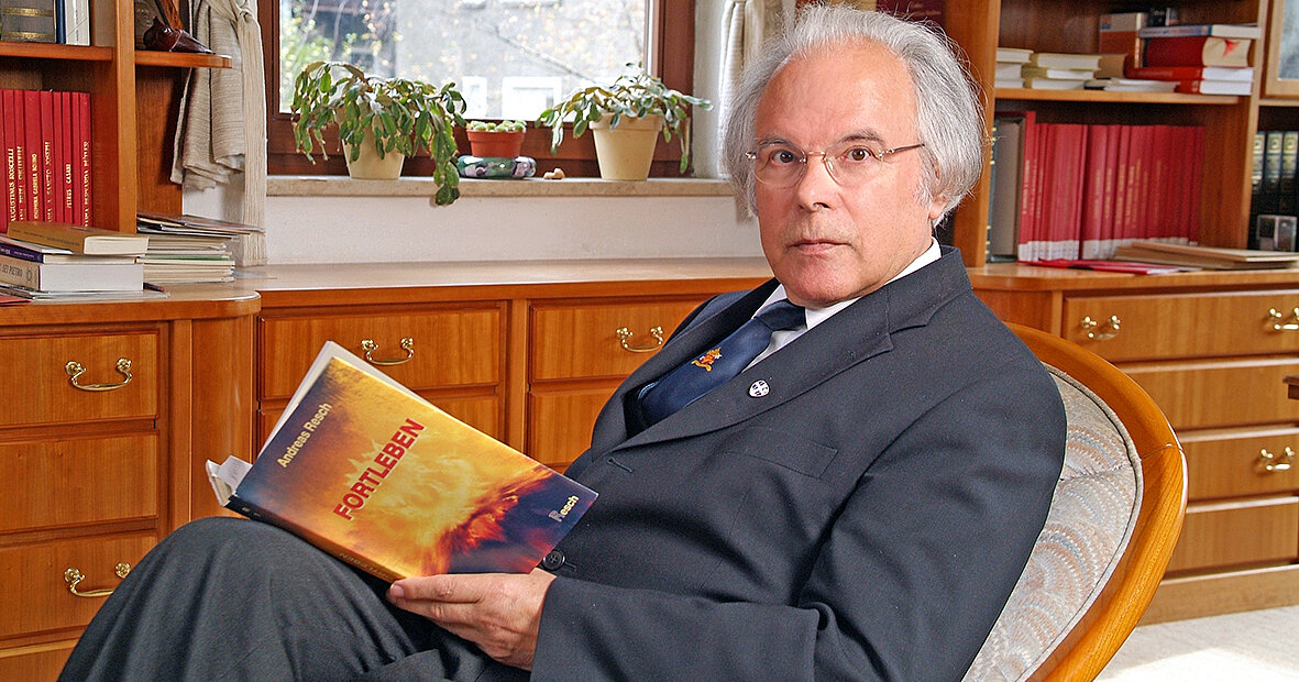 Pater Andreas Resch liest in Buch ueber Wunderheilungen