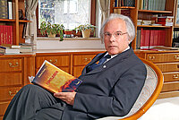 Pater Andreas Resch liest in Buch ueber Wunderheilungen
