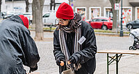 Anna hilft seit drei Wochen bei der Le+O-Ausgabe mit. Sie meint, dass sie jetzt Zeit dafür hat. 