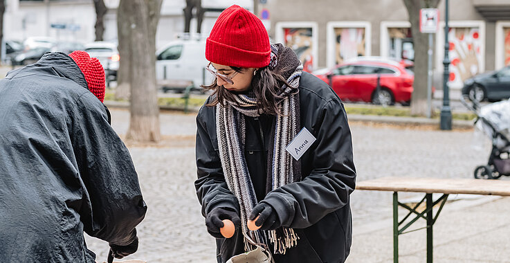 Anna hilft seit drei Wochen bei der Le+O-Ausgabe mit. Sie meint, dass sie jetzt Zeit dafür hat. 