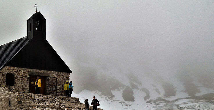 Trotz ihrer abgelegenen Position gerne besucht: Die Kapelle auf der Zugspitze.