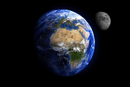 Erde und Mond vom All gesehen