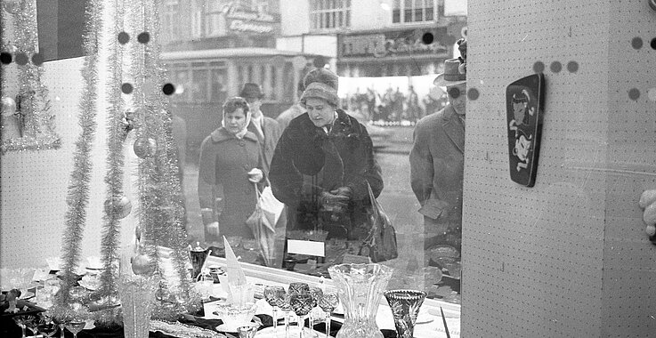 Goldener Sonntag auf der Mariahilferstraße in Wien 1960