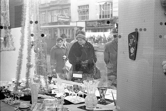 Goldener Sonntag auf der Mariahilferstraße in Wien 1960