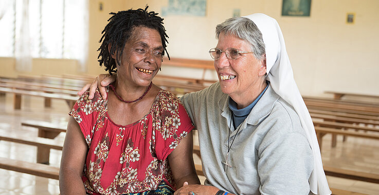 Christina Pakuma (hier mit gemeinsam mit Schwester Lorena zu sehen) wurde in ihrem Dorf in Papua-Neuguinea als Hexe verfolgt und an Pfählen festgebunden.