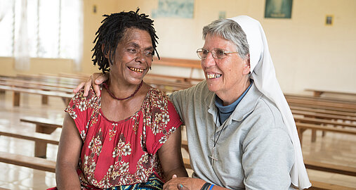 Christina Pakuma (hier mit gemeinsam mit Schwester Lorena zu sehen) wurde in ihrem Dorf in Papua-Neuguinea als Hexe verfolgt und an Pfählen festgebunden.