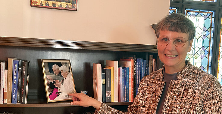 Schwester Christine Felder mit einem Bild von Papst Benedikt XVI.