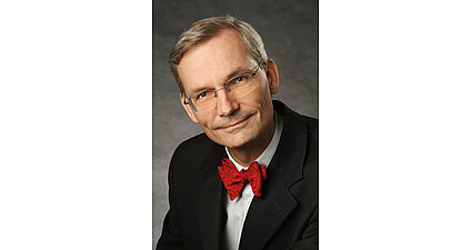 Der Historiker Michael F. Feldkamp wurde im Alter von fünf Jahren von seiner leiblichen Mutter zur Adoption freigegeben.