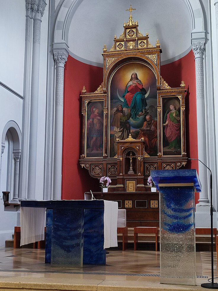 Der Altar und der Ambo in der Kirche Sankt Jakob sind aus blauem und durchsichtigem Glas gearbeitet und symbolisieren jenes Element, das die Gegend prägt: das Wasser. 