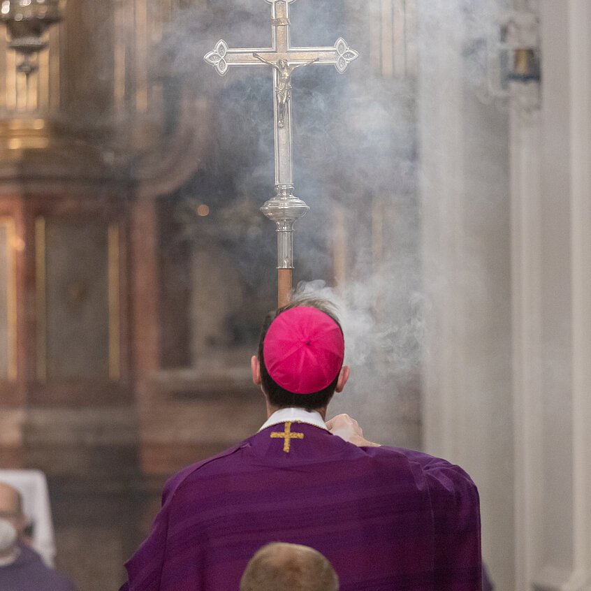 Im Bild ist Weihbischof Stephan Turnovszky bei einer Messe zu sehen. 