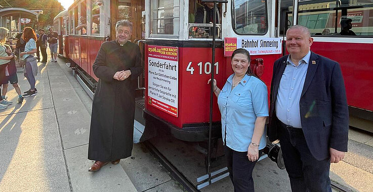 Pfarrer Jan Soroka, Elisabeth Portele vom Wiener Tramwaymuseum und Sekretär der Pfarre zur göttlichen Liebe, Oskar Strauss bei der Langen Nacht der Kirchen. KW24/2024