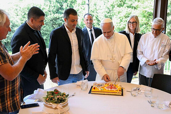 Leo XIV. als Gastgeber: 100 Bedürftige waren zum Mittagessen geladen.