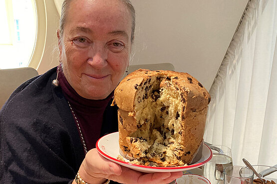 Agnes Husslein-Acro mit Panettone, einem hohen Kuchen mit Schoko-Drops