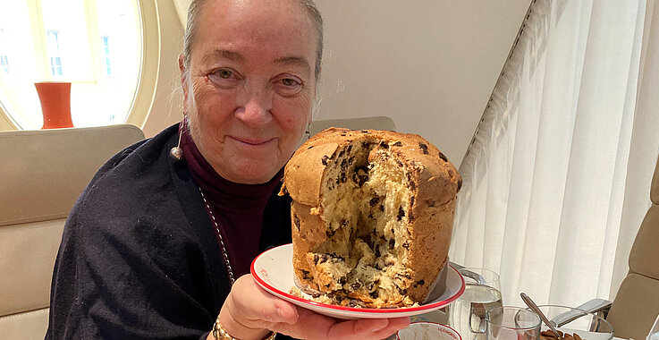 Agnes Husslein-Acro mit Panettone, einem hohen Kuchen mit Schoko-Drops