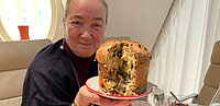 Agnes Husslein-Acro mit Panettone, einem hohen Kuchen mit Schoko-Drops