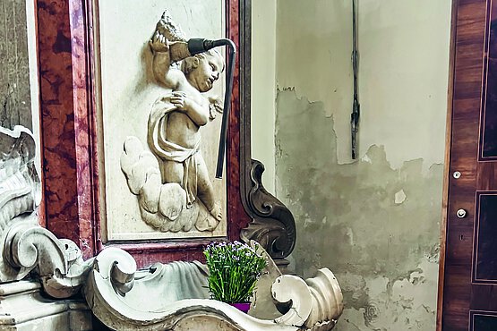 „Oh Herr, dies Wasser ich begehr’!“ – hochbarocke Wasch­muschel in der Domherrensakristei.