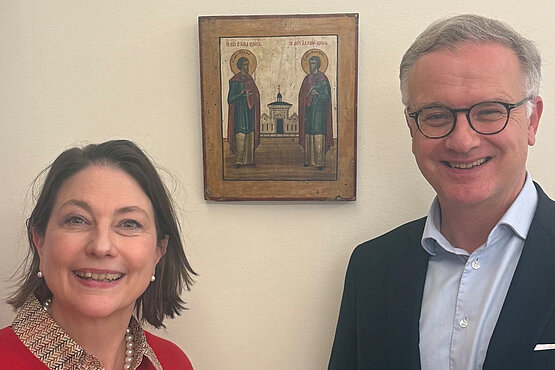 Markus Müller und seine Ikone mit den heiligen Cosmas und Damian.