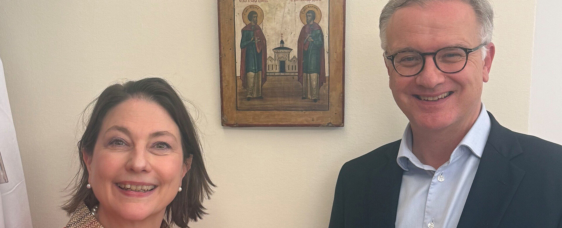 Markus Müller und seine Ikone mit den heiligen Cosmas und Damian.