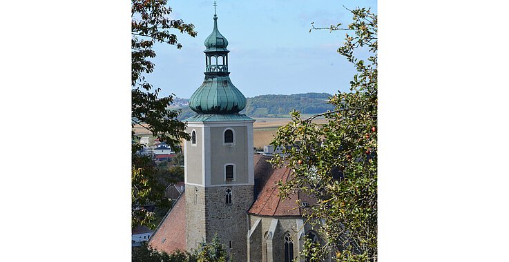 Die Pfarrkirche Sankt Valentin war einst eine Wehrkirche und ist denkmalgeschützt.