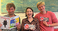 Die Wrenkhs mit Chefredakteurin Sophie Lauringer und dem Magazin "Himmel & Erde". 