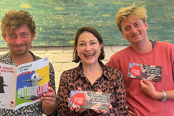 Die Wrenkhs mit Chefredakteurin Sophie Lauringer und dem Magazin "Himmel & Erde". 