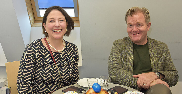 Sophie Lauringer lacht mit Cornelius Obonya