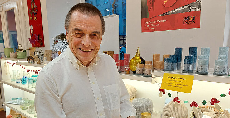 Die Welt vor Ort: Peter Schönhuber präsentiert Socken aus der Mongolei.