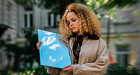 Unsere studentische Mitarbeiterin Anna Geringer ziert das Cover der neuen Ausgabe von "Himmel & Erde". 