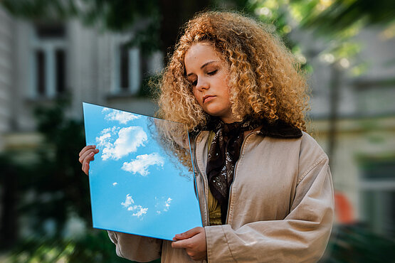 Unsere studentische Mitarbeiterin Anna Geringer ziert das Cover der neuen Ausgabe von "Himmel & Erde". 