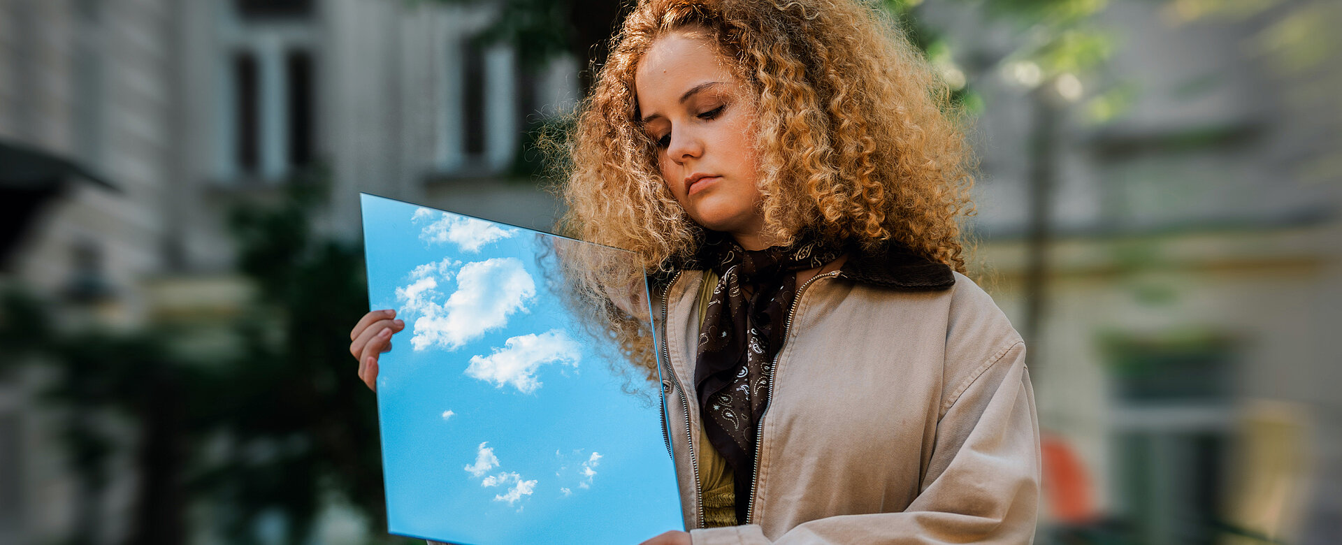 Unsere studentische Mitarbeiterin Anna Geringer ziert das Cover der neuen Ausgabe von "Himmel & Erde". 