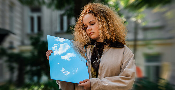 Unsere studentische Mitarbeiterin Anna Geringer ziert das Cover der neuen Ausgabe von "Himmel & Erde". 