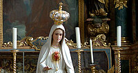 Eine Statue der Jungfrau Maria. 