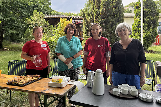 Gemeinsam unterstützen: Mila Willingshofer (links) und Natalia Bandura (Mitte) mit freiwilligen Helferinnen bei der Mehlspeisen- und Kaffeeausgabe der Caritas Klimaoasen. 